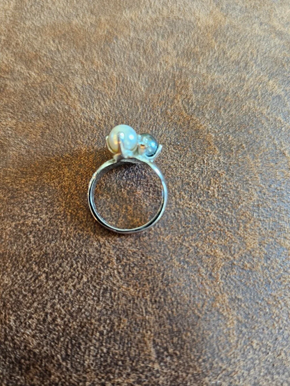 Vtg two-tone pearl ring crafted with a bypass or crossover design Sz 6.75